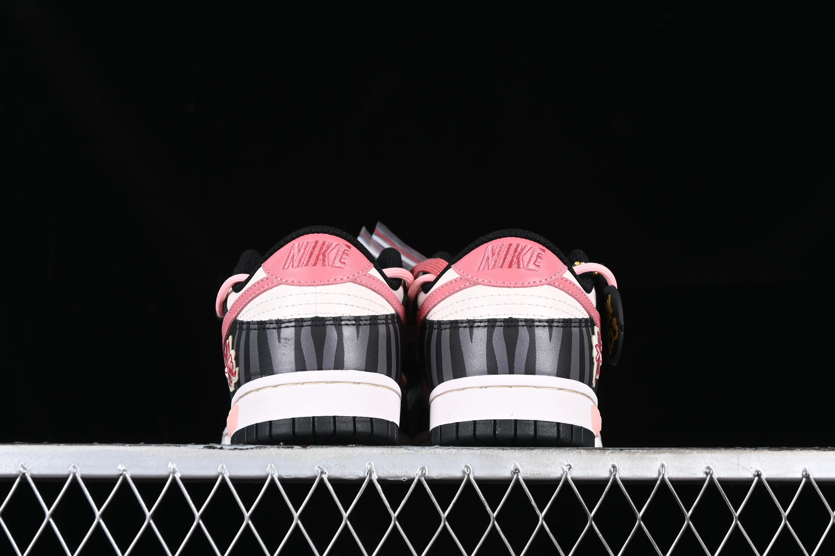 All Categories Nk SB Dunk Series Nk SB Dunk Low Low-top Sneakers Nk Dunk Low Panda Prank-Summer Theme Gesanghua Strawberry Oreo SB Strap Low-top Casual Sneakers CW1590-100